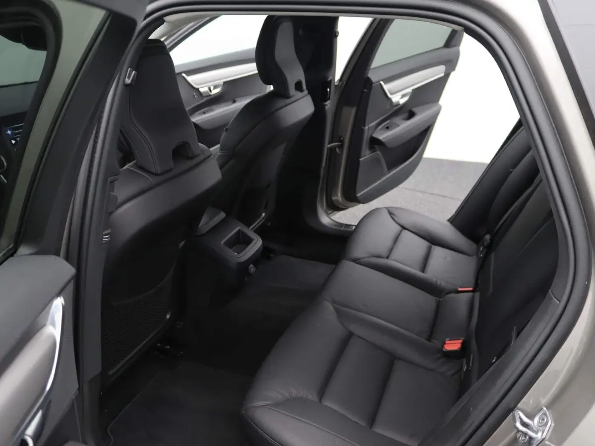 2.0 B4 Momentum Pro | 360 CAMERA  | APPLE CARPLAY - ANDROID AUTO | STOELVERWARMING | ELEKTRISCHE KOFFERKLEP | TREKHAAK | LEDEREN INTERIEUR | PARKEERSENSOREN | KEYLESS | CLIMATE CONTROL | ADA