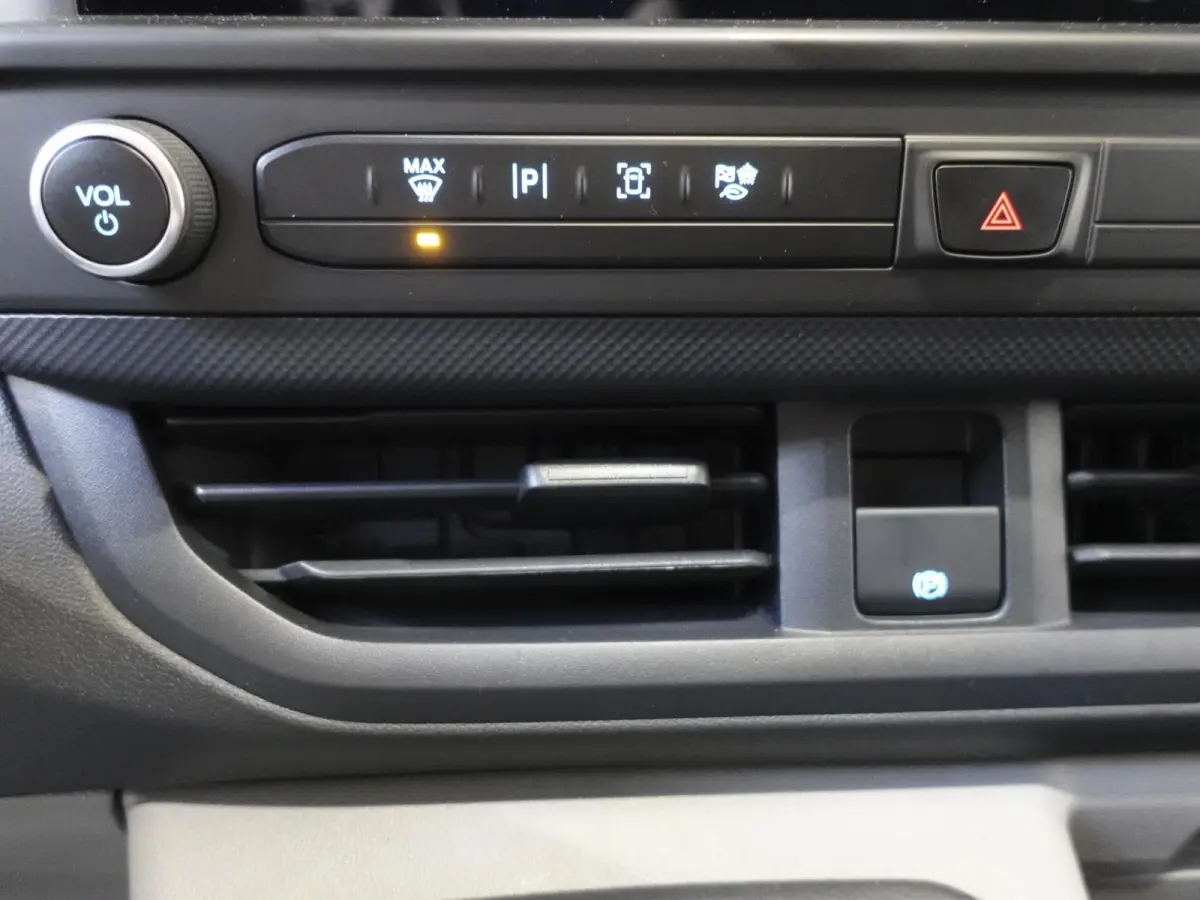 300 2.0 TDCI L2H1 Trend Dubbele Cabine Nieuw Model Trekhaak Navigatie Apple CarPlay Android Auto Camera Parkeerhulp Adaptive Cruise Control Climate Control Lichtmetalen velgen