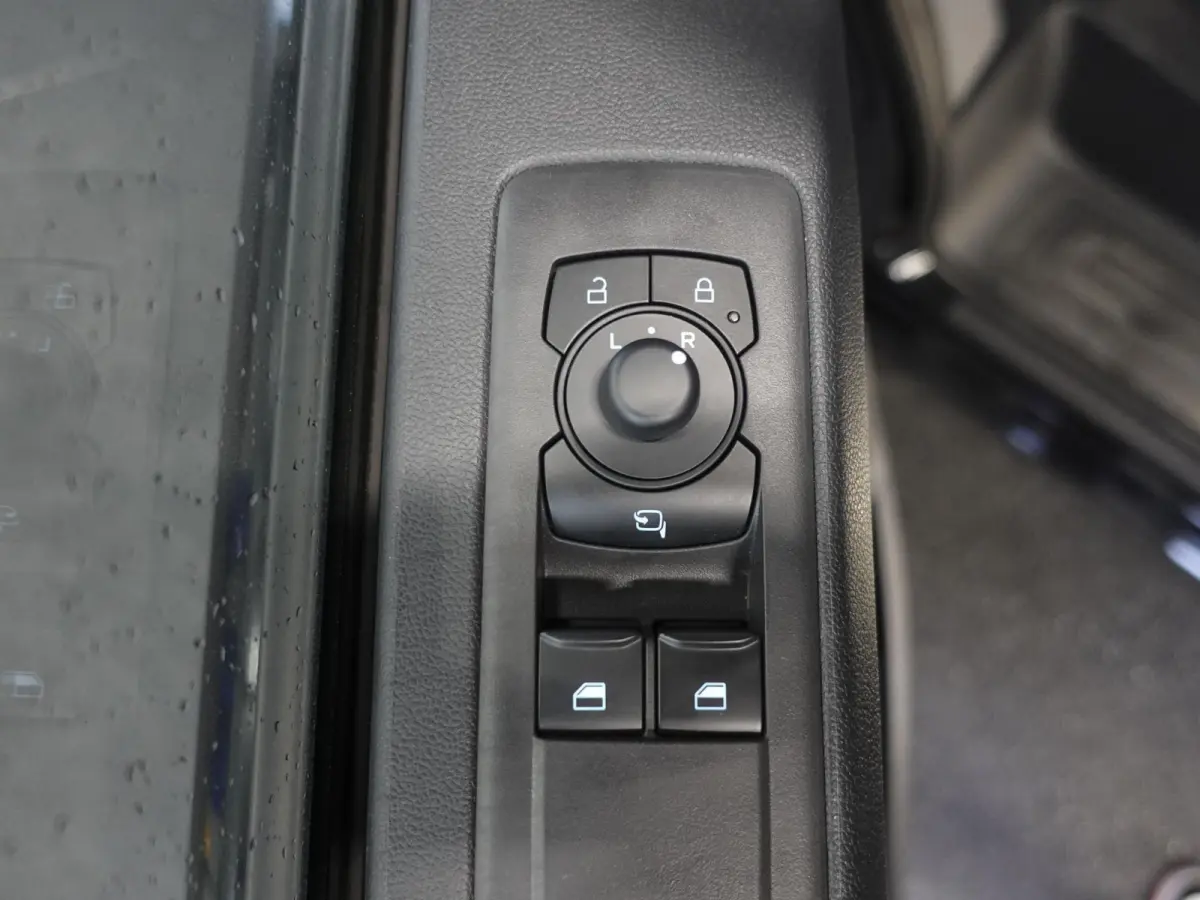 300 2.0 TDCI L2H1 Trend Dubbele Cabine Nieuw Model Trekhaak Navigatie Apple CarPlay Android Auto Camera Parkeerhulp Adaptive Cruise Control Climate Control Lichtmetalen velgen