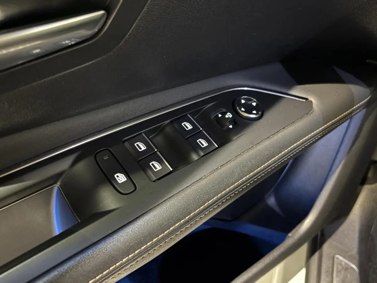 1.6 HYbrid 225 GT|Black Pack|19 inch|Memory|360|FOCAL|Carplay|Navi|PDC|ACC|Side assist|Lane Assist|
