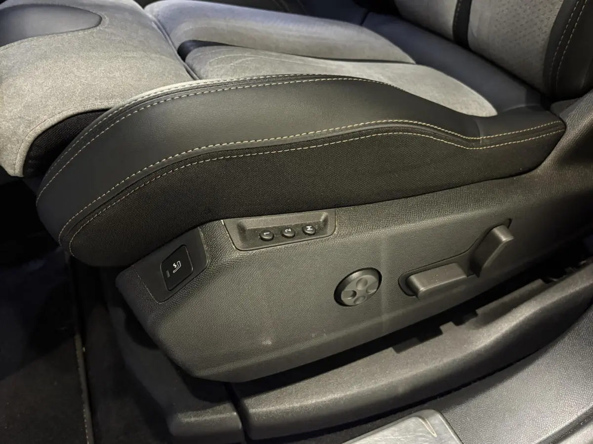 1.6 HYbrid 225 GT|Black Pack|19 inch|Memory|360|FOCAL|Carplay|Navi|PDC|ACC|Side assist|Lane Assist|