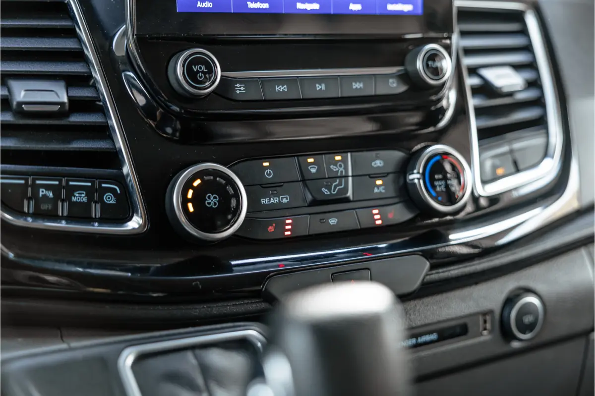 300 2.0 TDCI 170 PK L2H1 Limited DC | Dubbel cabine | ACC | Elek stoelen | Lederen bekleding | Navigatie | CarPlay | Camera | Trekhaak | Orig. NL auto | Nieuwe APK
