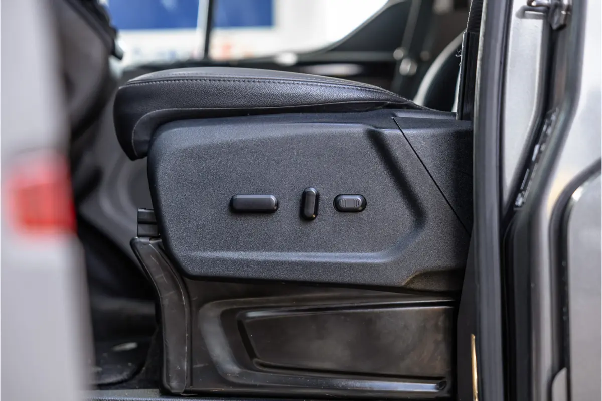 300 2.0 TDCI 170 PK L2H1 Limited DC | Dubbel cabine | ACC | Elek stoelen | Lederen bekleding | Navigatie | CarPlay | Camera | Trekhaak | Orig. NL auto | Nieuwe APK