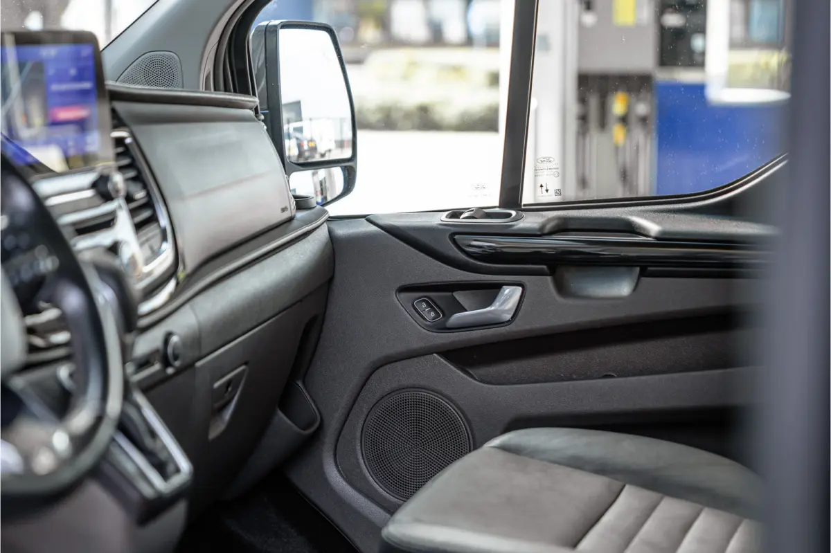 300 2.0 TDCI 170 PK L2H1 Limited DC | Dubbel cabine | ACC | Elek stoelen | Lederen bekleding | Navigatie | CarPlay | Camera | Trekhaak | Orig. NL auto | Nieuwe APK