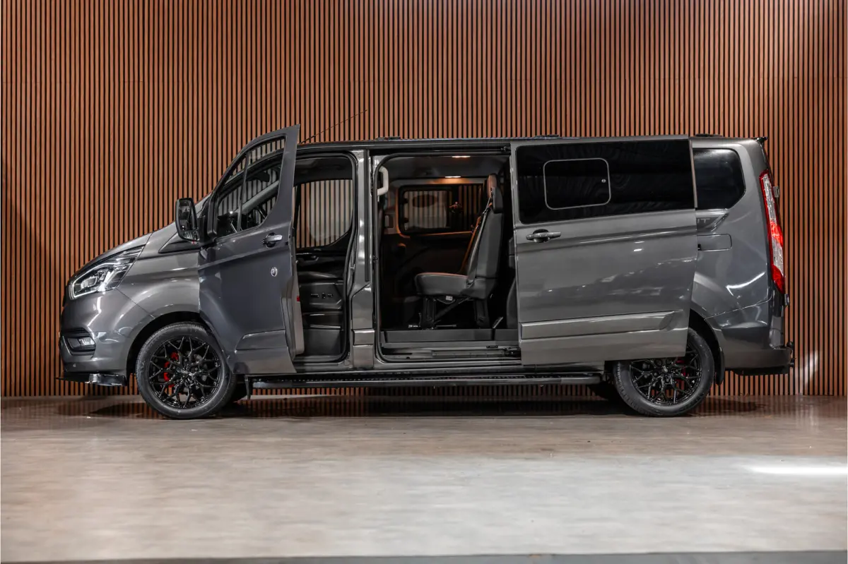 300 2.0 TDCI 170 PK L2H1 Limited DC | Dubbel cabine | ACC | Elek stoelen | Lederen bekleding | Navigatie | CarPlay | Camera | Trekhaak | Orig. NL auto | Nieuwe APK