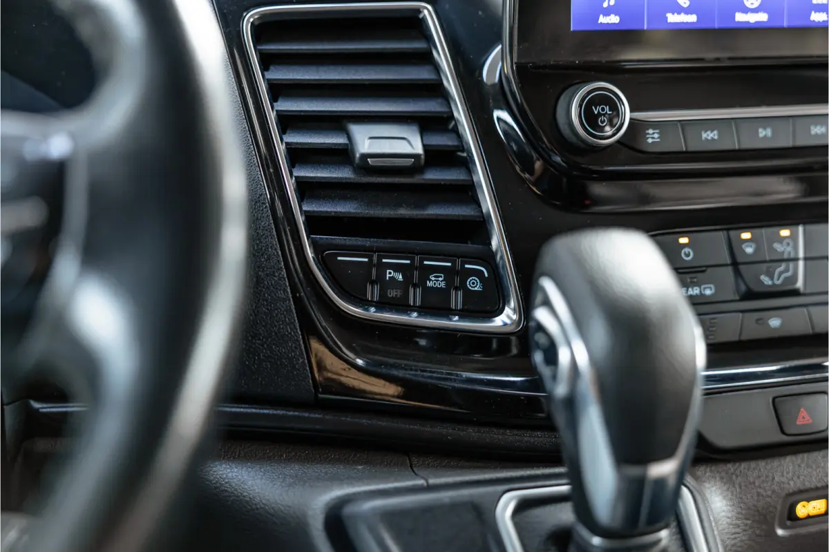 300 2.0 TDCI 170 PK L2H1 Limited DC | Dubbel cabine | ACC | Elek stoelen | Lederen bekleding | Navigatie | CarPlay | Camera | Trekhaak | Orig. NL auto | Nieuwe APK