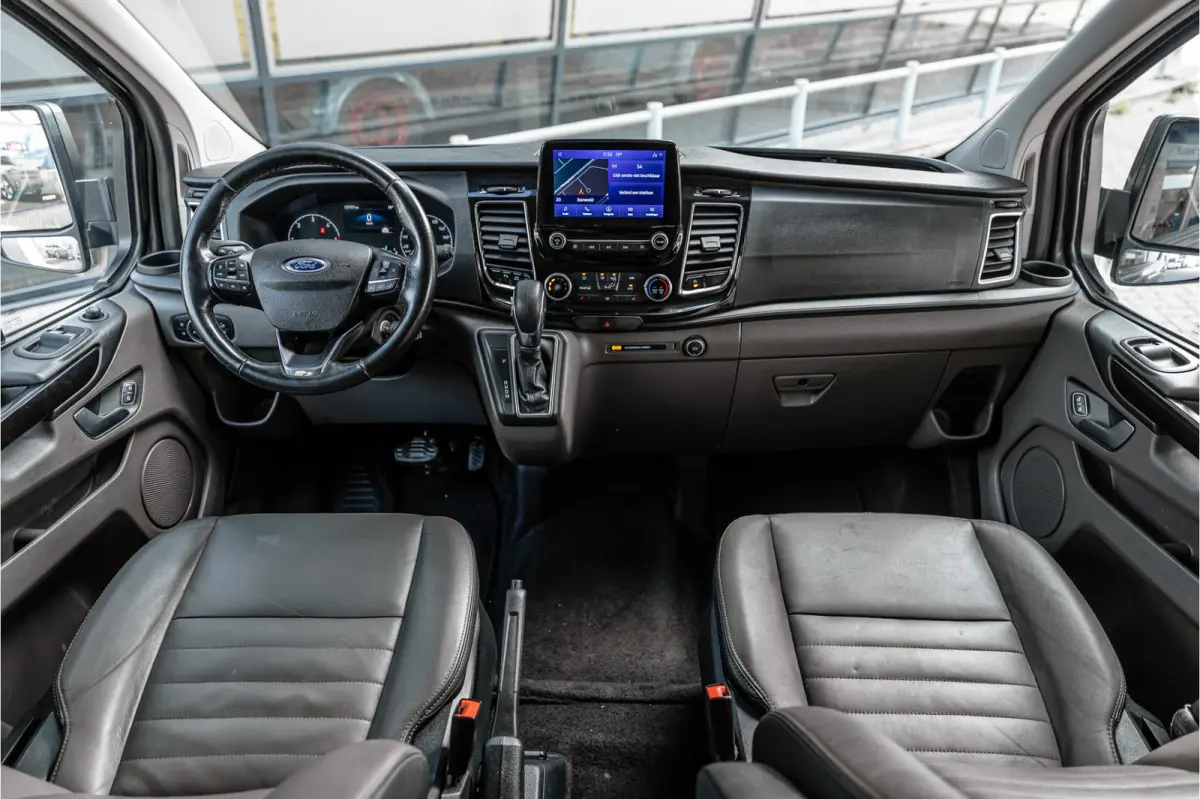300 2.0 TDCI 170 PK L2H1 Limited DC | Dubbel cabine | ACC | Elek stoelen | Lederen bekleding | Navigatie | CarPlay | Camera | Trekhaak | Orig. NL auto | Nieuwe APK