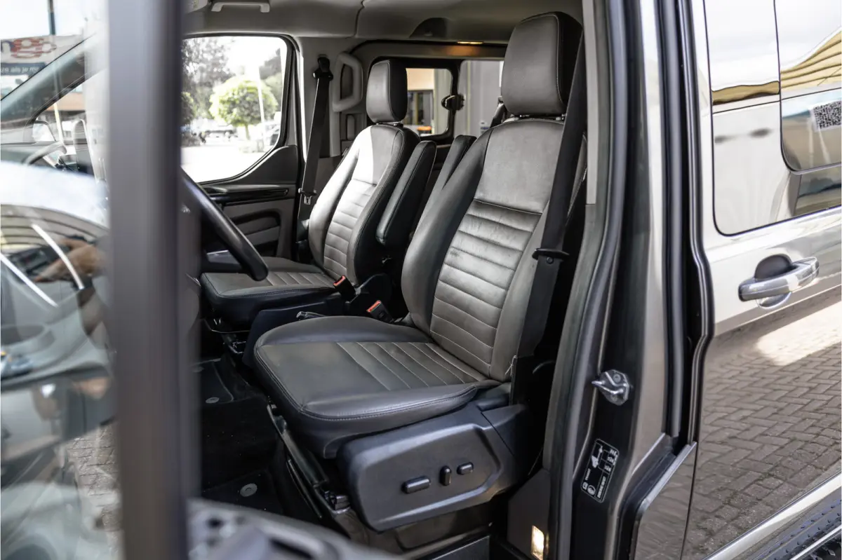 300 2.0 TDCI 170 PK L2H1 Limited DC | Dubbel cabine | ACC | Elek stoelen | Lederen bekleding | Navigatie | CarPlay | Camera | Trekhaak | Orig. NL auto | Nieuwe APK