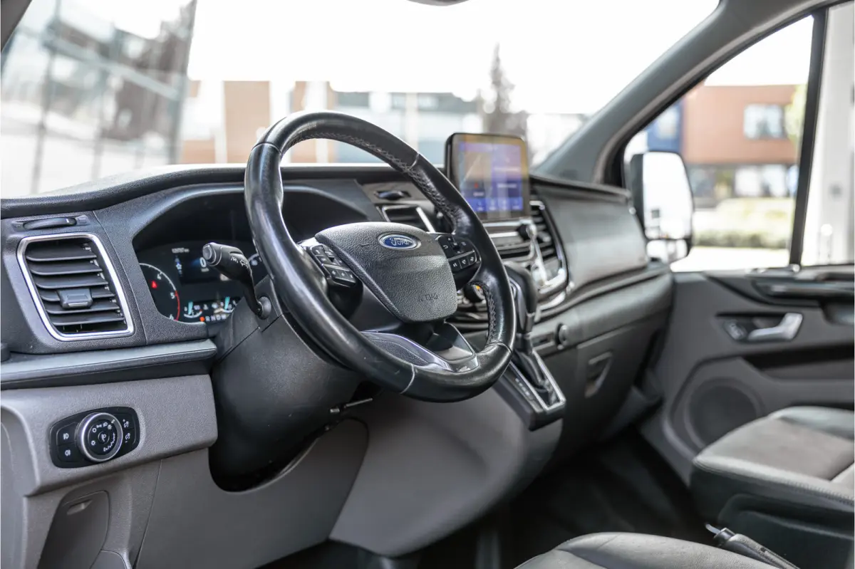 300 2.0 TDCI 170 PK L2H1 Limited DC | Dubbel cabine | ACC | Elek stoelen | Lederen bekleding | Navigatie | CarPlay | Camera | Trekhaak | Orig. NL auto | Nieuwe APK