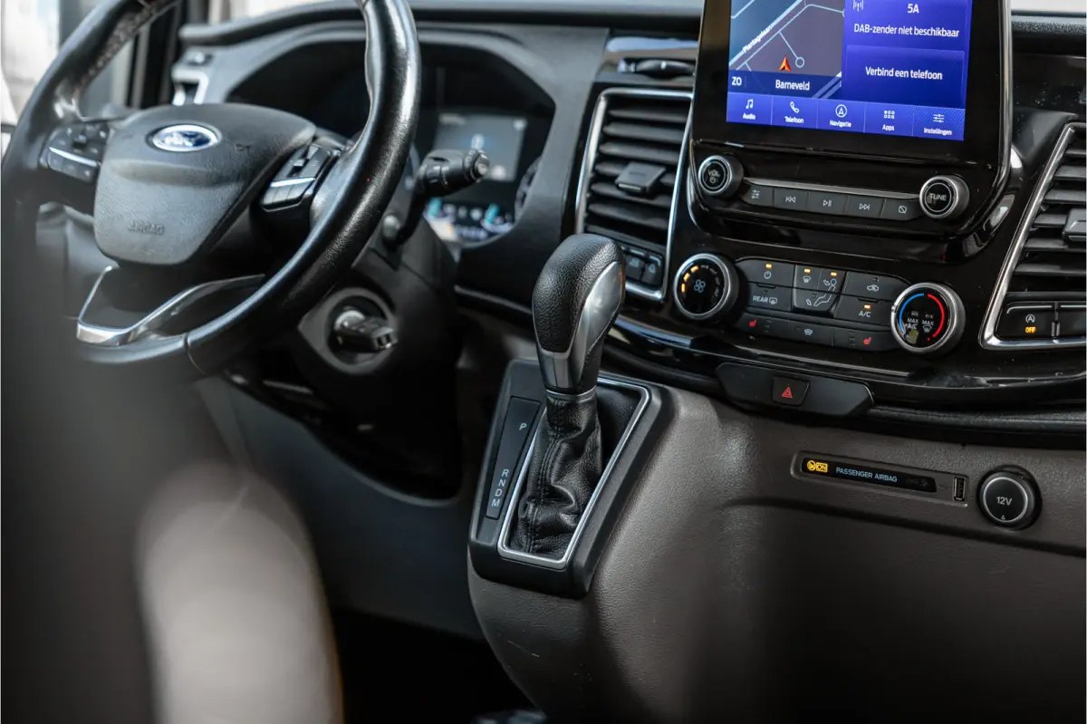 300 2.0 TDCI 170 PK L2H1 Limited DC | Dubbel cabine | ACC | Elek stoelen | Lederen bekleding | Navigatie | CarPlay | Camera | Trekhaak | Orig. NL auto | Nieuwe APK