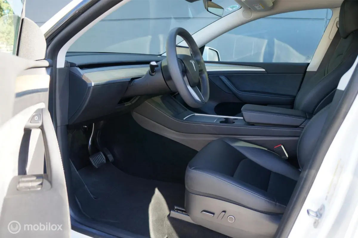 RWD 58 kWh Premium Leather FSD Pano Trekhaak !