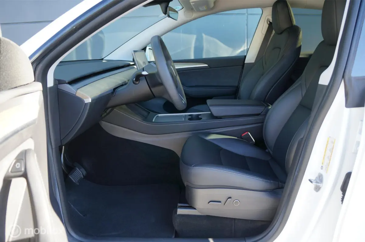 RWD 58 kWh Premium Leather FSD Pano Trekhaak !