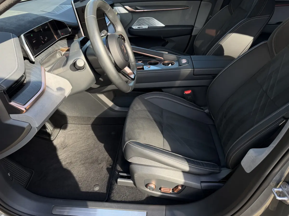 AWD Privilege 100 kWh / 360 Camera / Luchtvering / Trekhaak (2.000KG) / 22 inch / Pano /