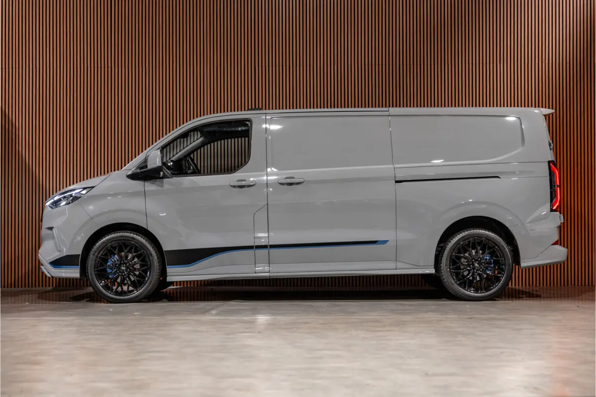 300 2.0 TDCI L2H1 Sport | L+R Schuifdeur | Bang & Olufsen | ACC | Blind Spot | Elek stoelen | CarPlay | Navigatie | LED | DAB | Stoelverwarming | Trekhaak | Dealer onderhouden | Verlengde fa