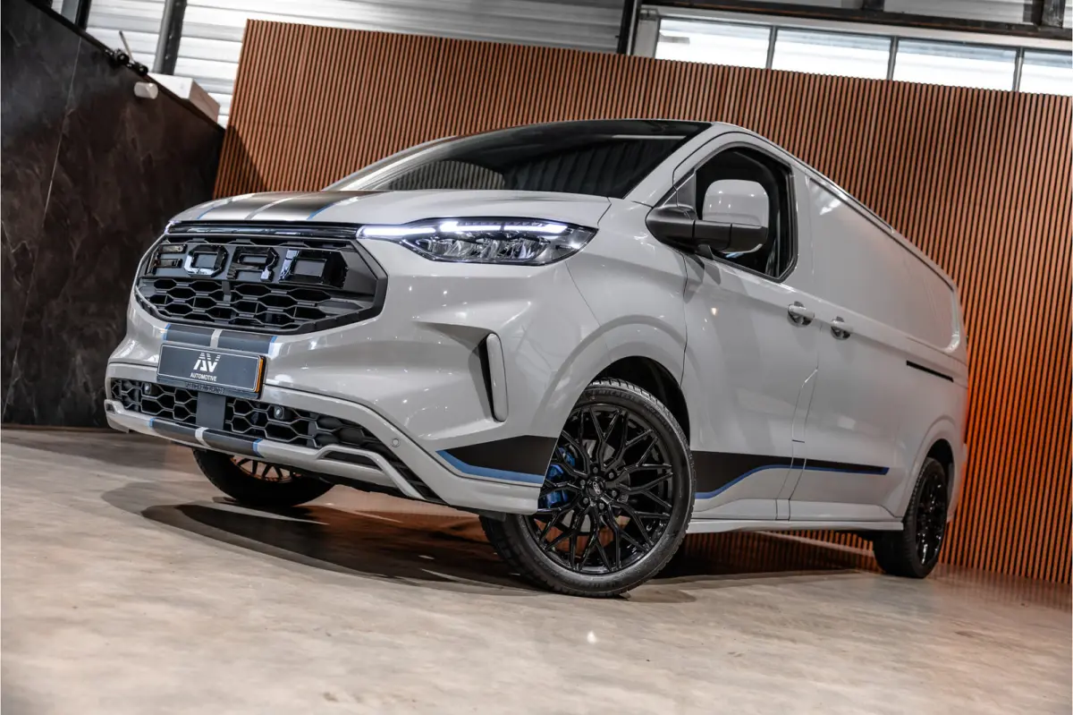 300 2.0 TDCI L2H1 Sport | L+R Schuifdeur | Bang & Olufsen | ACC | Blind Spot | Elek stoelen | CarPlay | Navigatie | LED | DAB | Stoelverwarming | Trekhaak | Dealer onderhouden | Verlengde fa