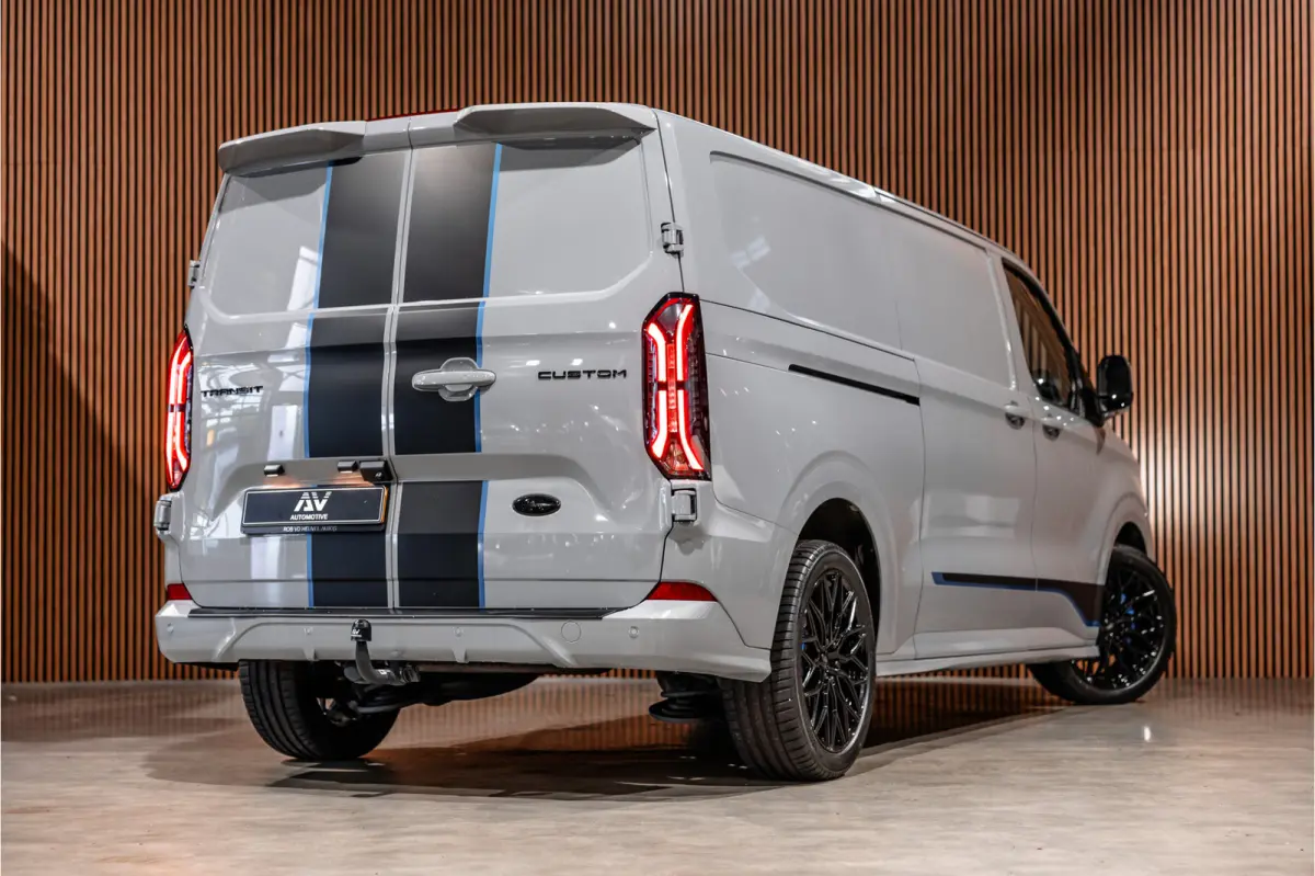 300 2.0 TDCI L2H1 Sport | L+R Schuifdeur | Bang & Olufsen | ACC | Blind Spot | Elek stoelen | CarPlay | Navigatie | LED | DAB | Stoelverwarming | Trekhaak | Dealer onderhouden | Verlengde fa