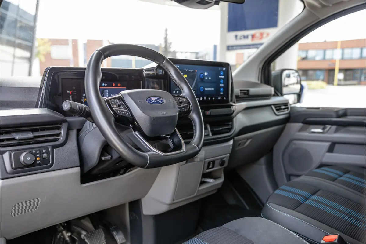 300 2.0 TDCI L2H1 Sport | L+R Schuifdeur | Bang & Olufsen | ACC | Blind Spot | Elek stoelen | CarPlay | Navigatie | LED | DAB | Stoelverwarming | Trekhaak | Dealer onderhouden | Verlengde fa