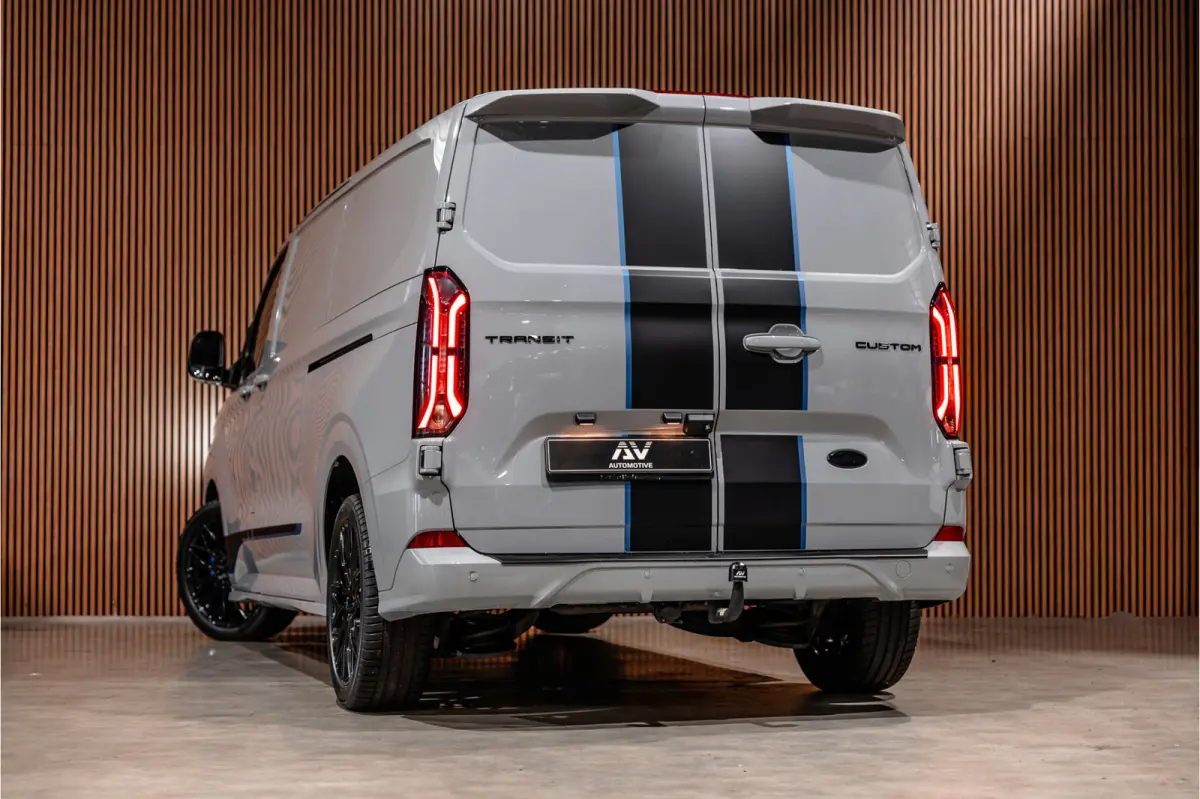 300 2.0 TDCI L2H1 Sport | L+R Schuifdeur | Bang & Olufsen | ACC | Blind Spot | Elek stoelen | CarPlay | Navigatie | LED | DAB | Stoelverwarming | Trekhaak | Dealer onderhouden | Verlengde fa
