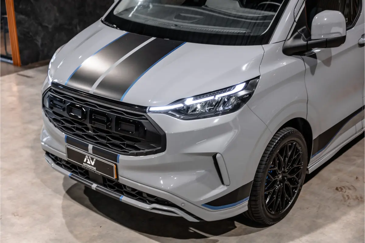 300 2.0 TDCI L2H1 Sport | L+R Schuifdeur | Bang & Olufsen | ACC | Blind Spot | Elek stoelen | CarPlay | Navigatie | LED | DAB | Stoelverwarming | Trekhaak | Dealer onderhouden | Verlengde fa