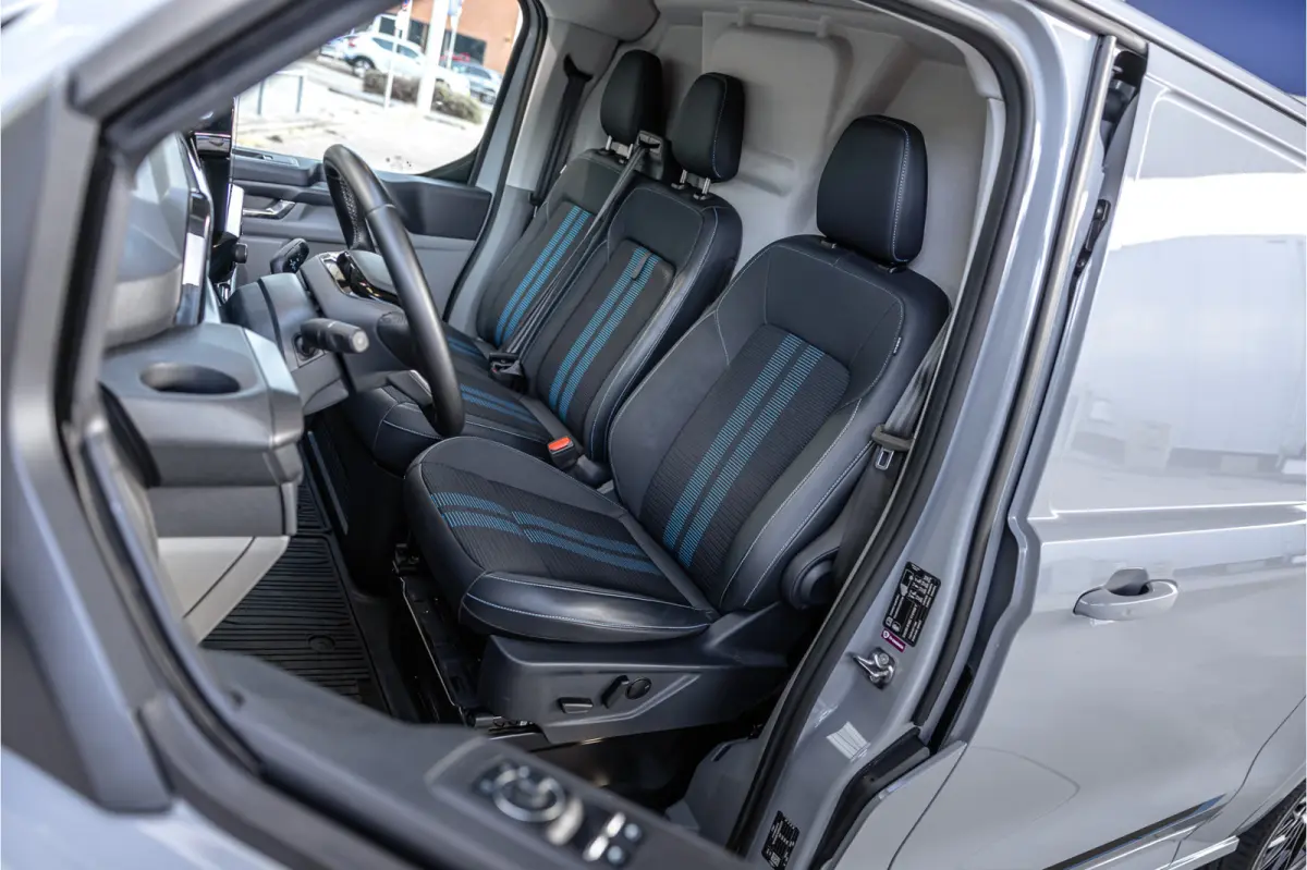 300 2.0 TDCI L2H1 Sport | L+R Schuifdeur | Bang & Olufsen | ACC | Blind Spot | Elek stoelen | CarPlay | Navigatie | LED | DAB | Stoelverwarming | Trekhaak | Dealer onderhouden | Verlengde fa