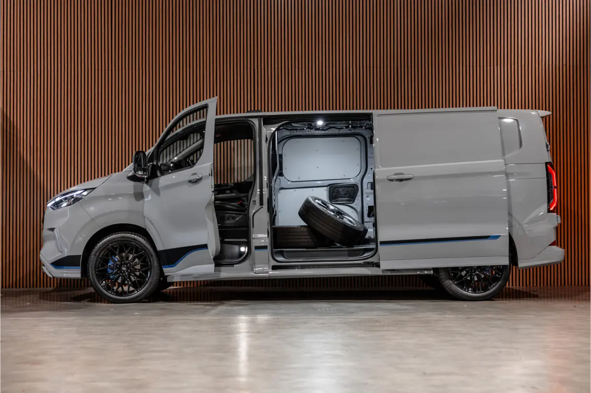 300 2.0 TDCI L2H1 Sport | L+R Schuifdeur | Bang & Olufsen | ACC | Blind Spot | Elek stoelen | CarPlay | Navigatie | LED | DAB | Stoelverwarming | Trekhaak | Dealer onderhouden | Verlengde fa
