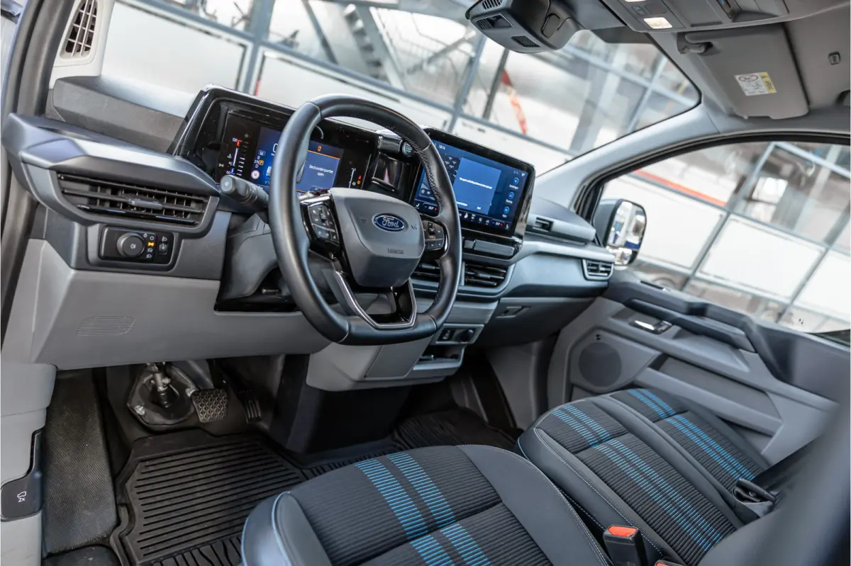 300 2.0 TDCI L2H1 Sport | L+R Schuifdeur | Bang & Olufsen | ACC | Blind Spot | Elek stoelen | CarPlay | Navigatie | LED | DAB | Stoelverwarming | Trekhaak | Dealer onderhouden | Verlengde fa