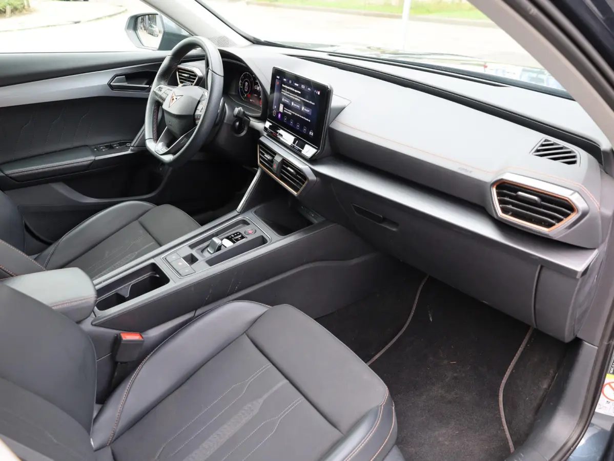 1.4 e-Hybrid 204PK | Keyless | Carplay/Android | Getint Glas | Adaptive Cruise | Virtual | 18"Inch |