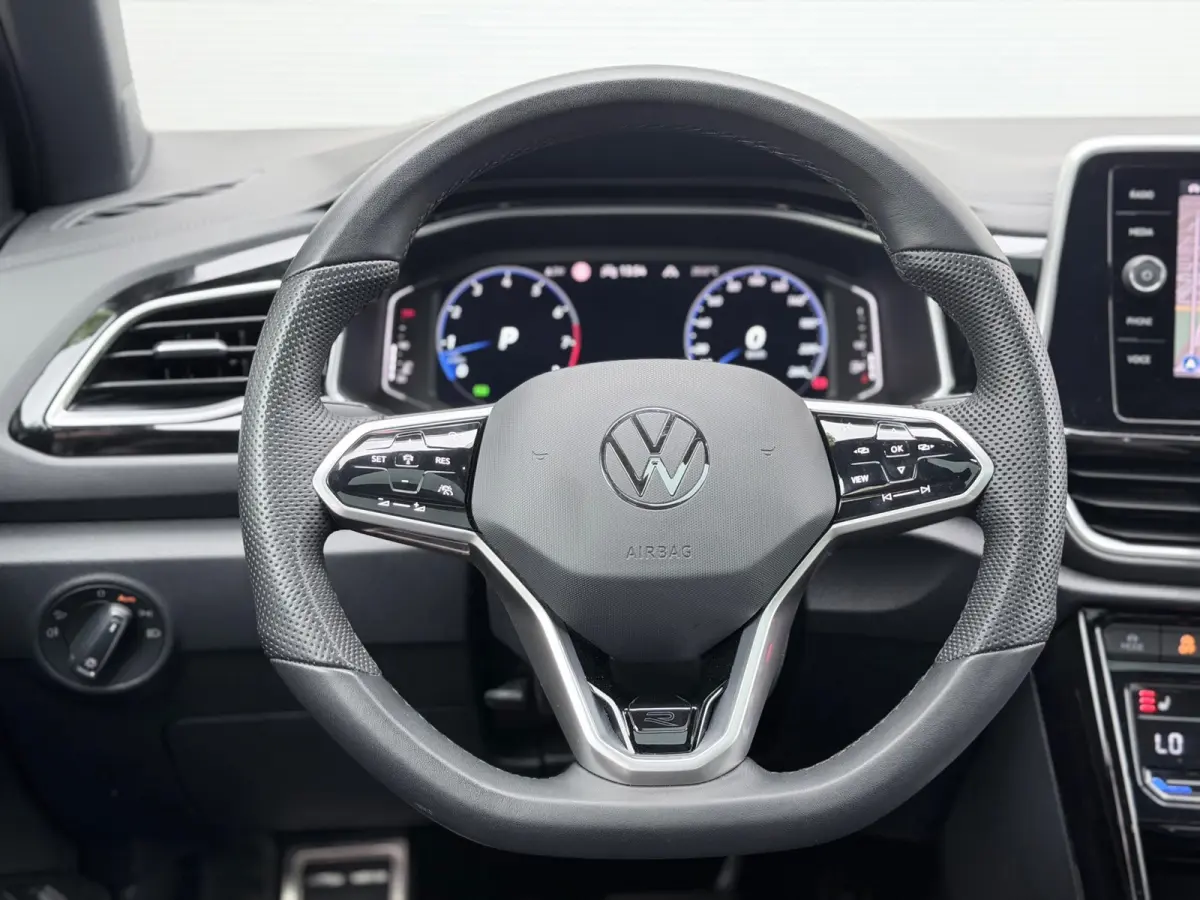 1.5 TSI R-Line Pano/Keyless/Camera