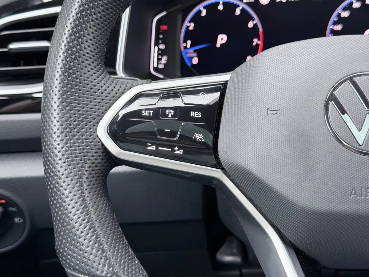 1.5 TSI R-Line Pano/Keyless/Camera