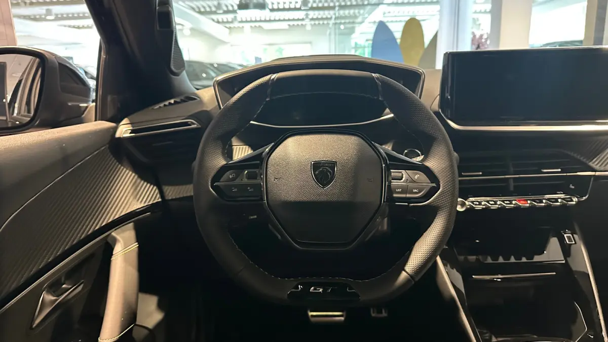 GT | Active Safety Brake met camera en radar (automatisch noodremsysteem) met Distance Alert (waarschuwing dreigende aanrijding) | Advanced Active Safety Brake met camera en radar | Climate 