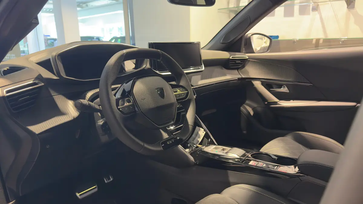 GT | Active Safety Brake met camera en radar (automatisch noodremsysteem) met Distance Alert (waarschuwing dreigende aanrijding) | Advanced Active Safety Brake met camera en radar | Climate 