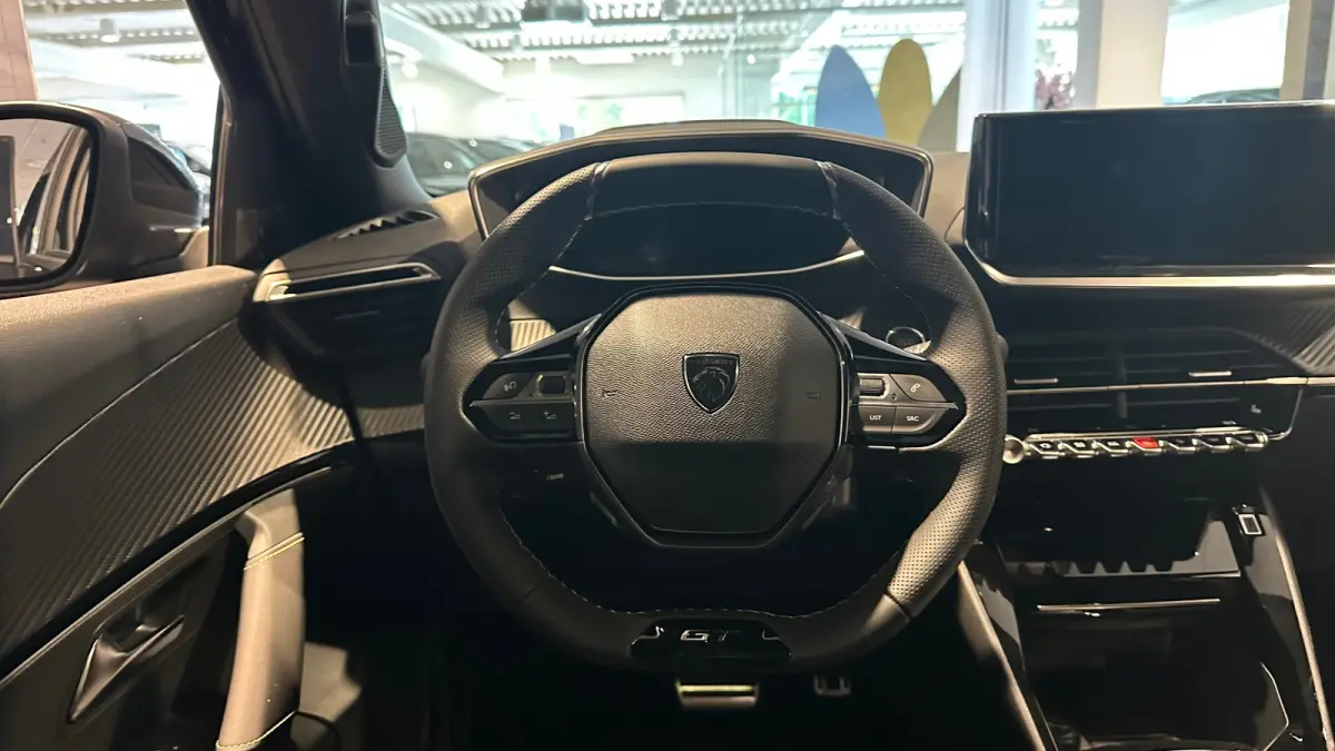 GT | Active Safety Brake met camera en radar (automatisch noodremsysteem) met Distance Alert (waarschuwing dreigende aanrijding) | Advanced Active Safety Brake met camera en radar | Climate 