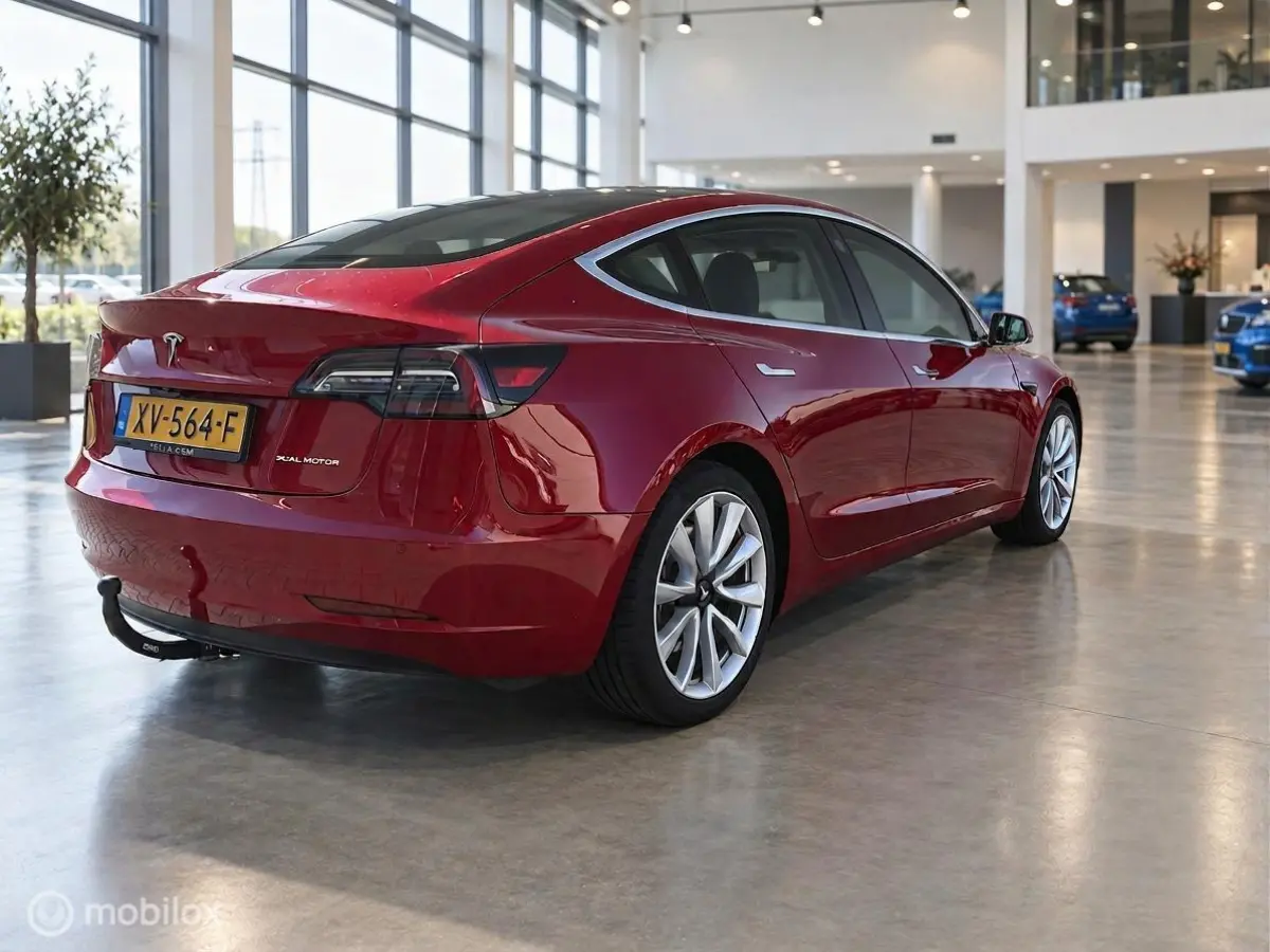 Long Range AWD 75 kWh | Trekhaak | 19" | Rood | SOH 80,5%