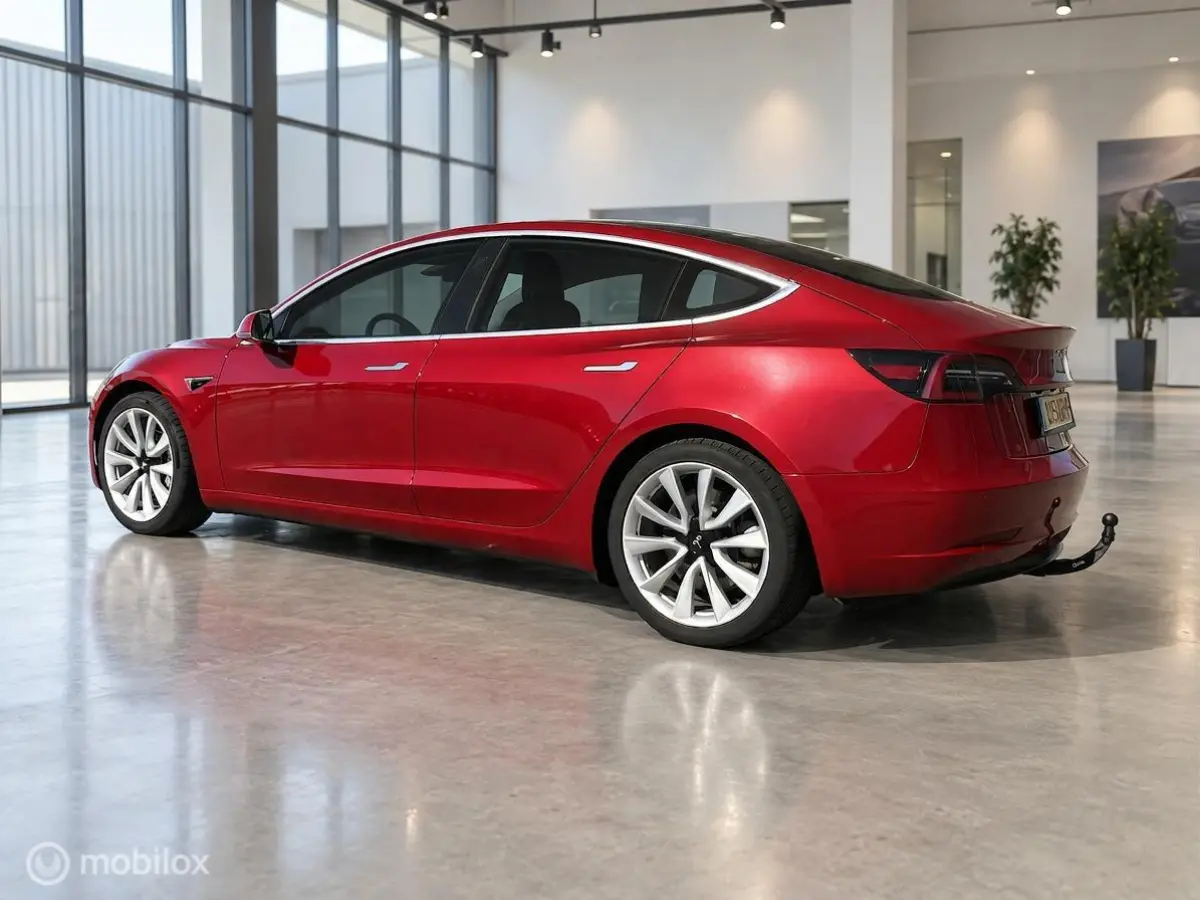 Long Range AWD 75 kWh | Trekhaak | 19" | Rood | SOH 80,5%