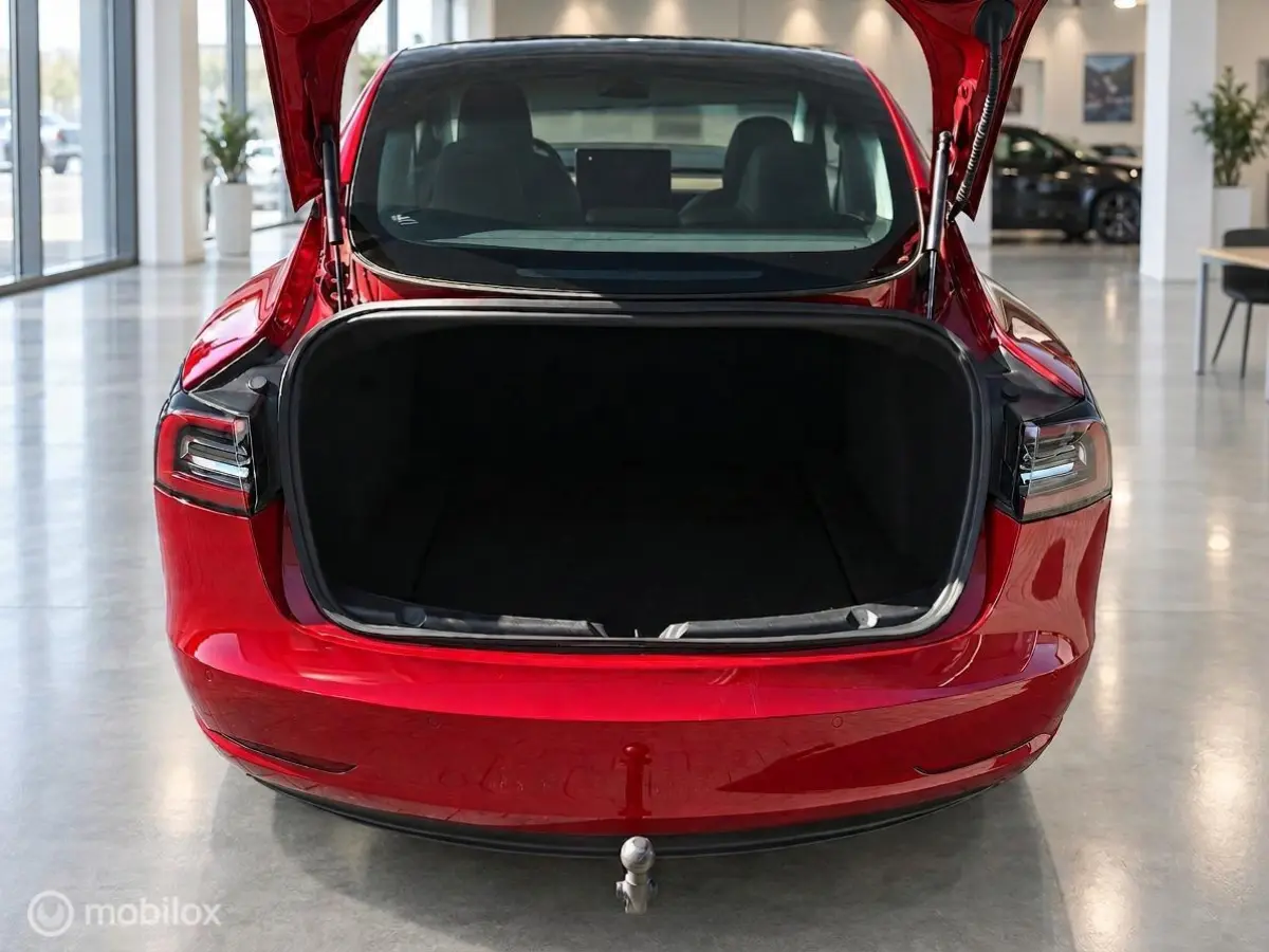 Long Range AWD 75 kWh | Trekhaak | 19" | Rood | SOH 80,5%