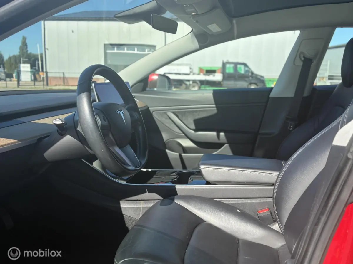 Long Range AWD 75 kWh | Trekhaak | 19" | Rood | SOH 80,5%