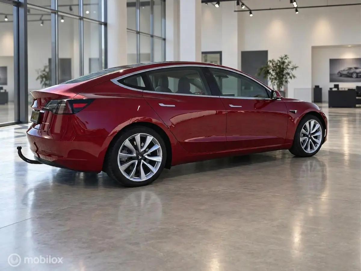 Long Range AWD 75 kWh | Trekhaak | 19" | Rood | SOH 80,5%