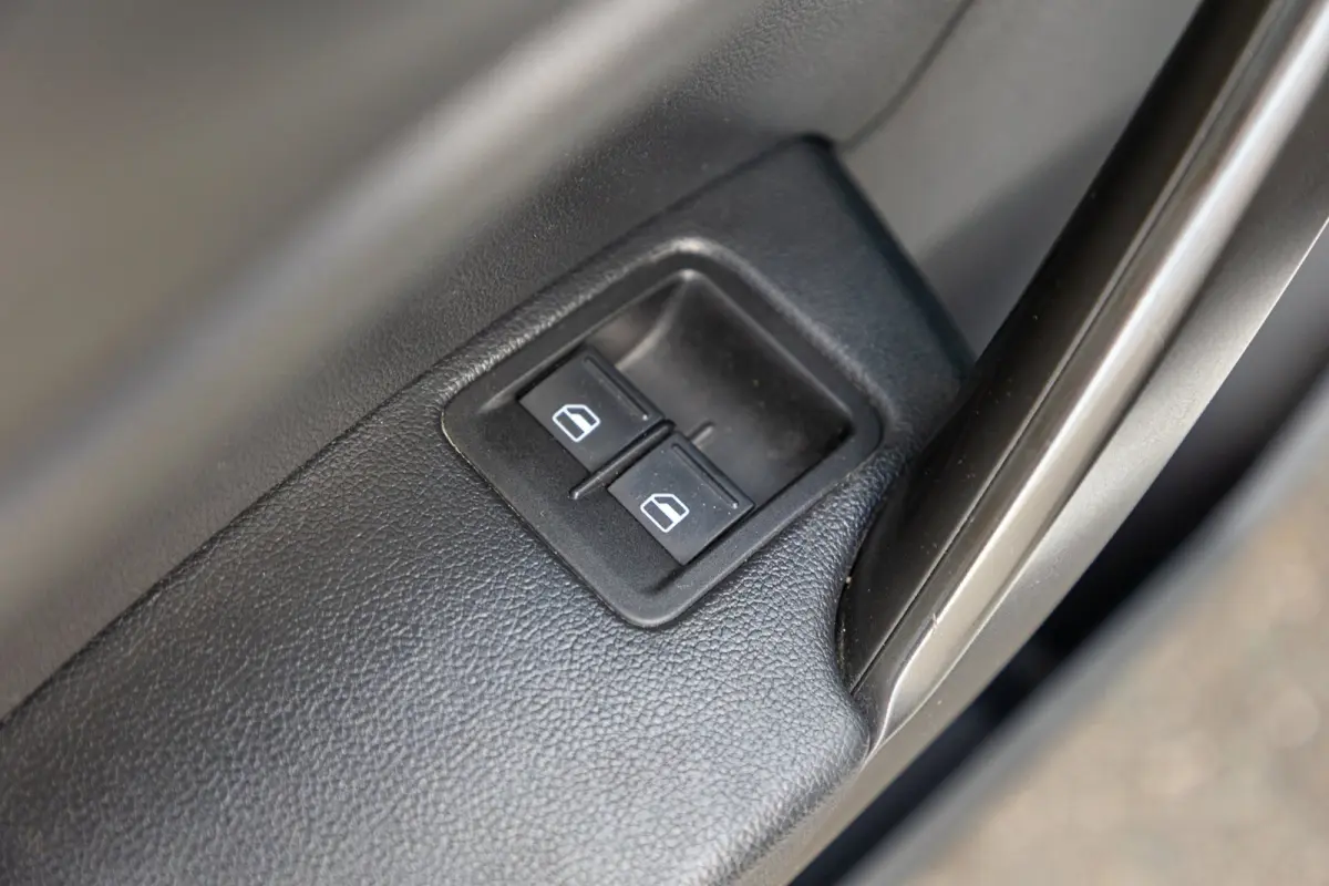 2.0 TDI L1H1 Trekhaak I 17 Inch I Verlaagd I Kasteninrichting I Airco I Cruise I CarPlay I NAP