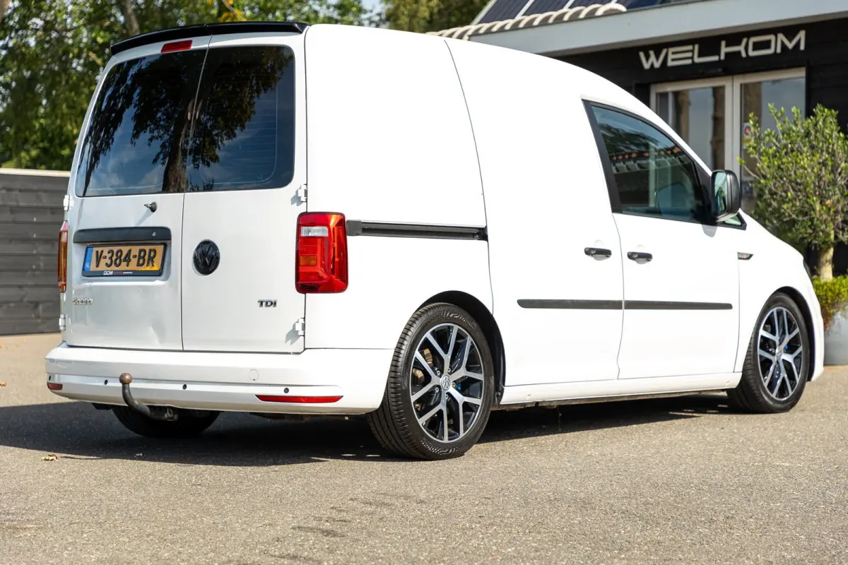 2.0 TDI L1H1 Trekhaak I 17 Inch I Verlaagd I Kasteninrichting I Airco I Cruise I CarPlay I NAP