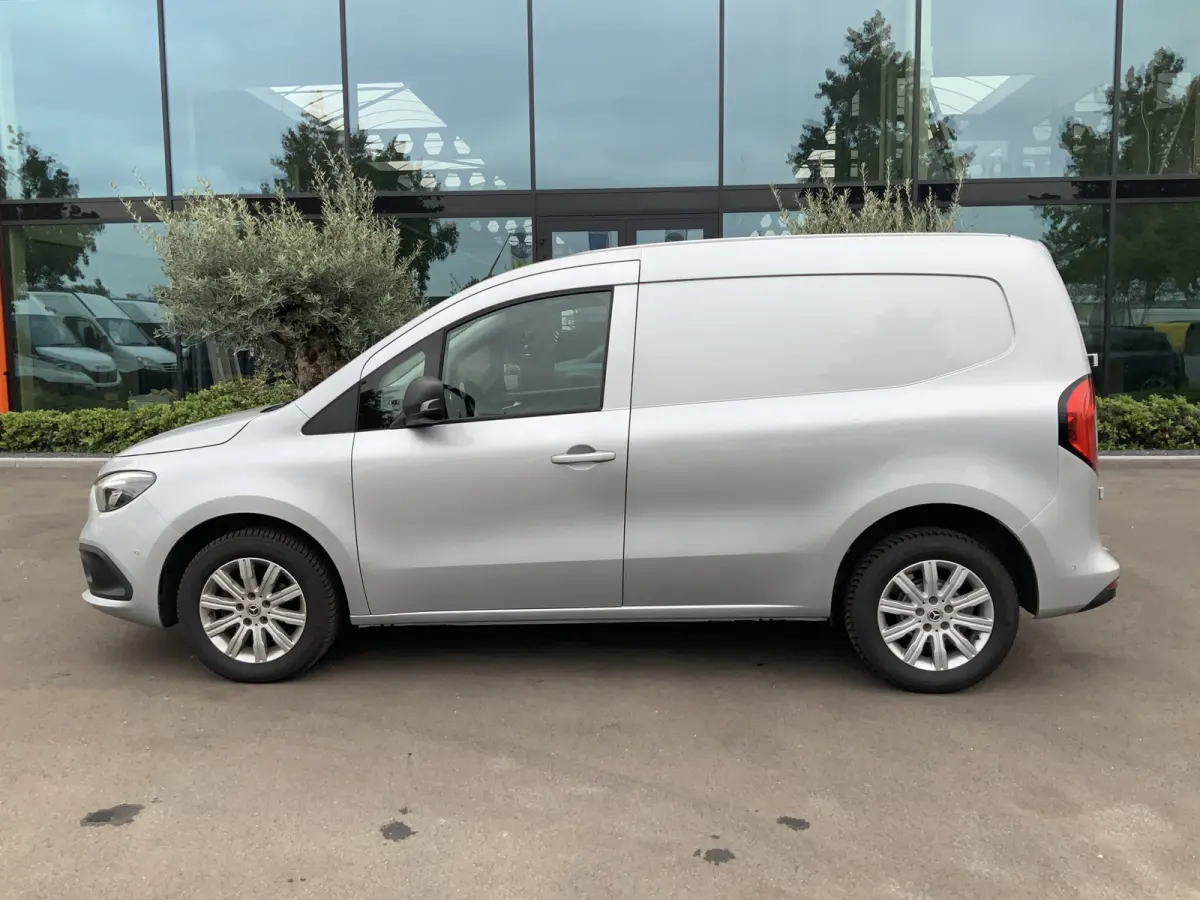 Benzine 110 L1 Base Benzine Airco Cruise Scherm Navi Alu Velg Euro 6