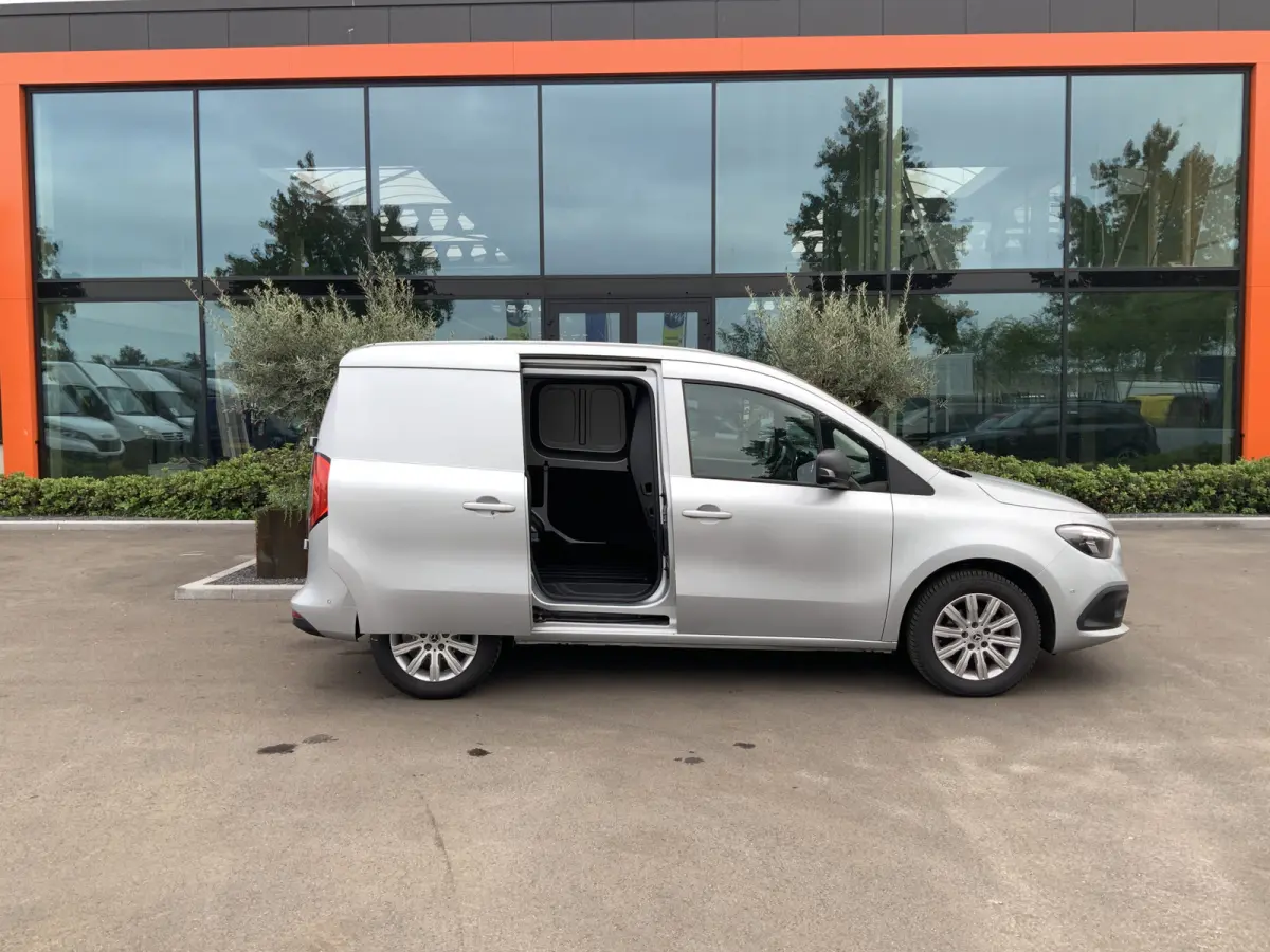 Benzine 110 L1 Base Benzine Airco Cruise Scherm Navi Alu Velg Euro 6
