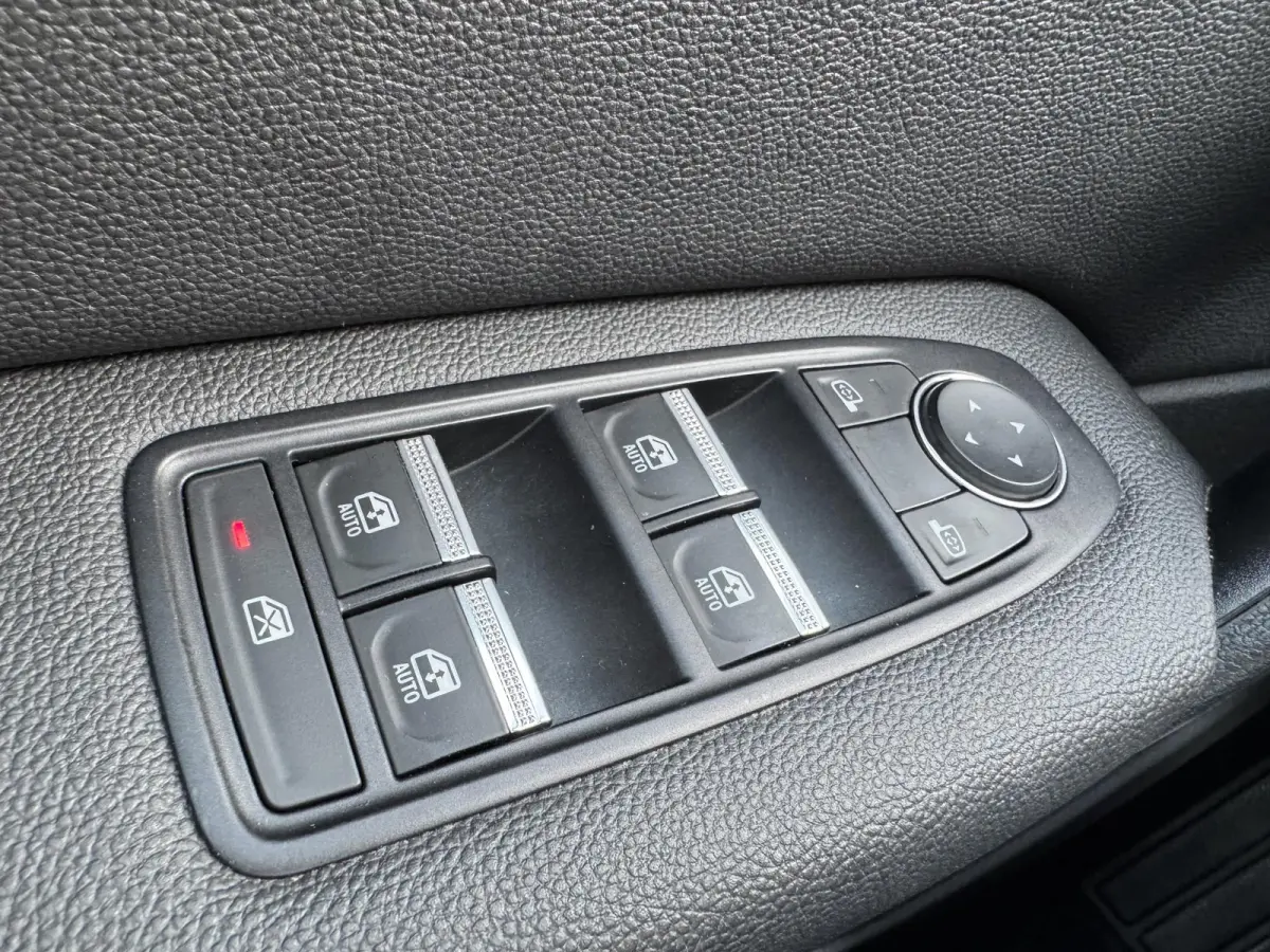1.6 E-Tech Hybrid 145 Rive Gauche