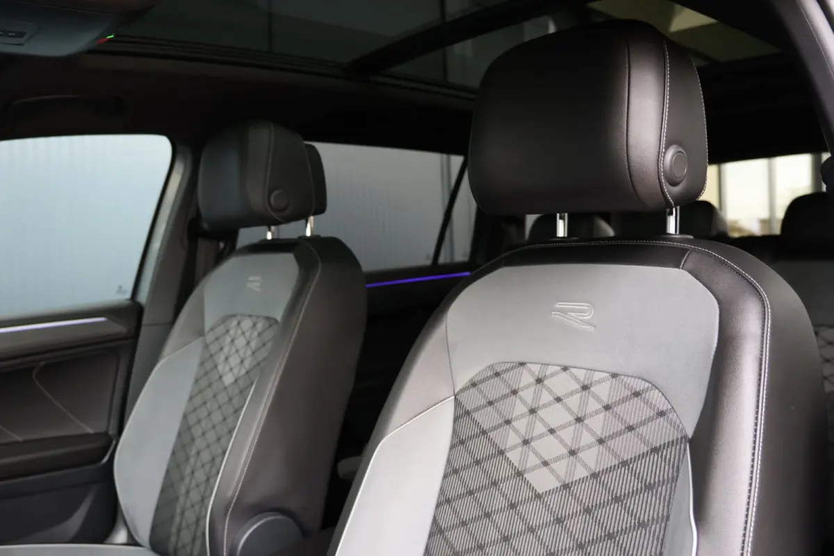 1.5 TSI R-Line 7p | panoramadak | head-up | harmankardon | elek. trekhaak | IQ light | keyless | 1e eig