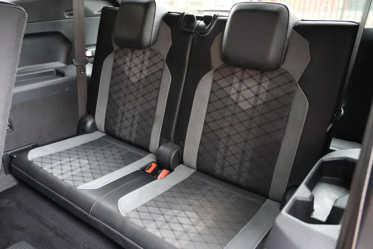 1.5 TSI R-Line 7p | panoramadak | head-up | harmankardon | elek. trekhaak | IQ light | keyless | 1e eig