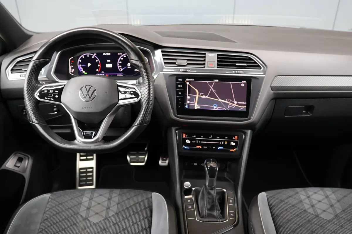 1.5 TSI R-Line 7p | panoramadak | head-up | harmankardon | elek. trekhaak | IQ light | keyless | 1e eig