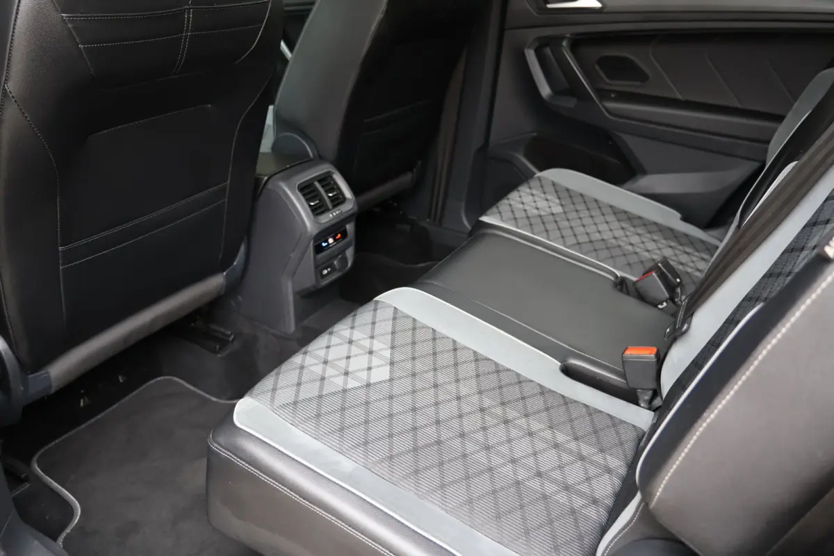 1.5 TSI R-Line 7p | panoramadak | head-up | harmankardon | elek. trekhaak | IQ light | keyless | 1e eig