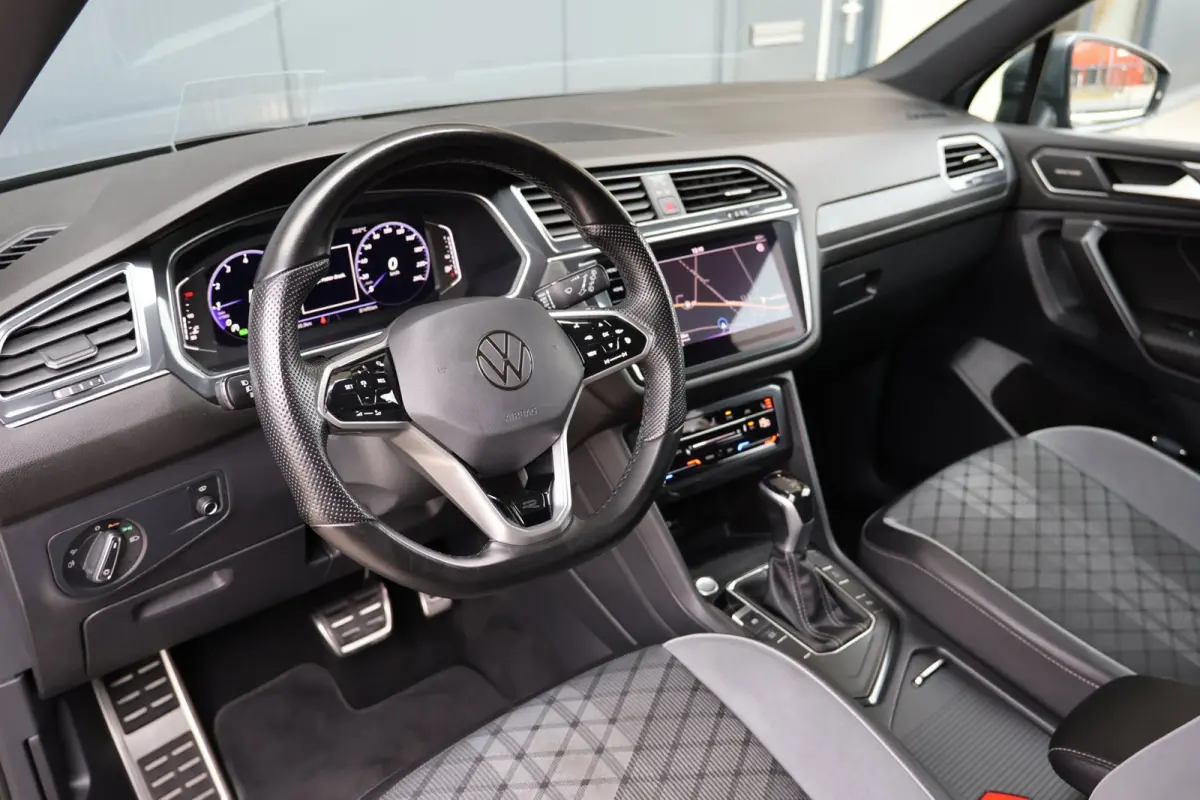 1.5 TSI R-Line 7p | panoramadak | head-up | harmankardon | elek. trekhaak | IQ light | keyless | 1e eig