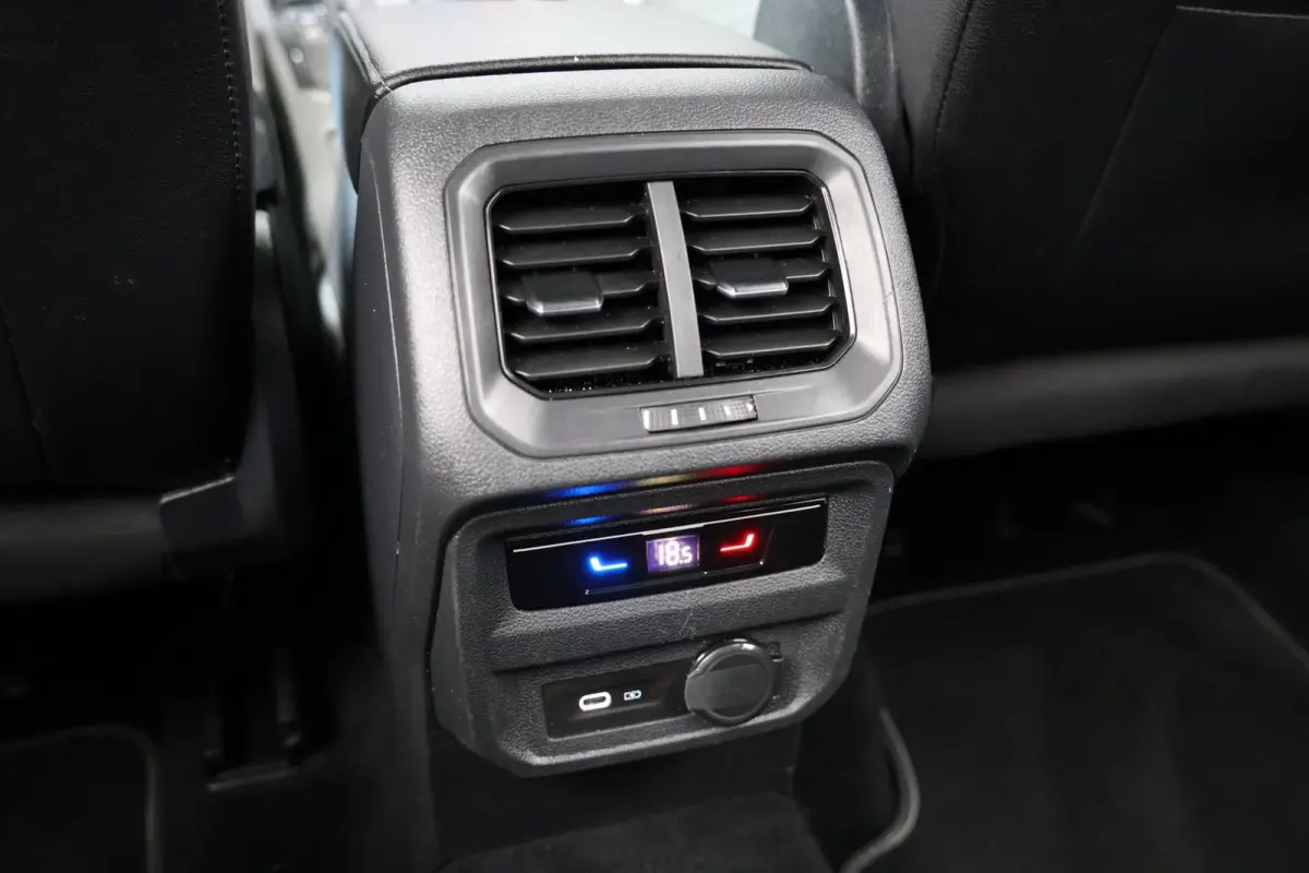 1.5 TSI R-Line 7p | panoramadak | head-up | harmankardon | elek. trekhaak | IQ light | keyless | 1e eig