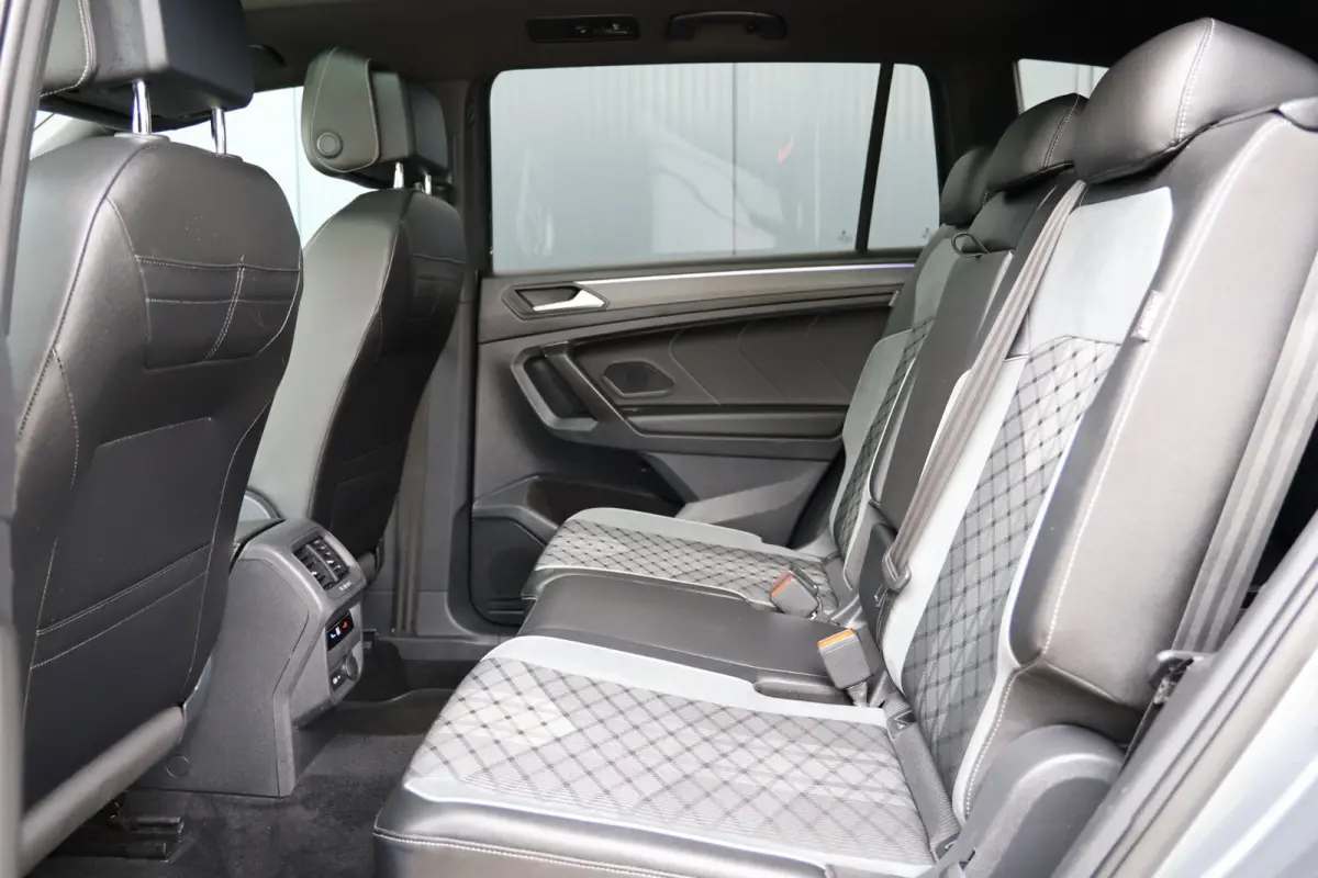 1.5 TSI R-Line 7p | panoramadak | head-up | harmankardon | elek. trekhaak | IQ light | keyless | 1e eig