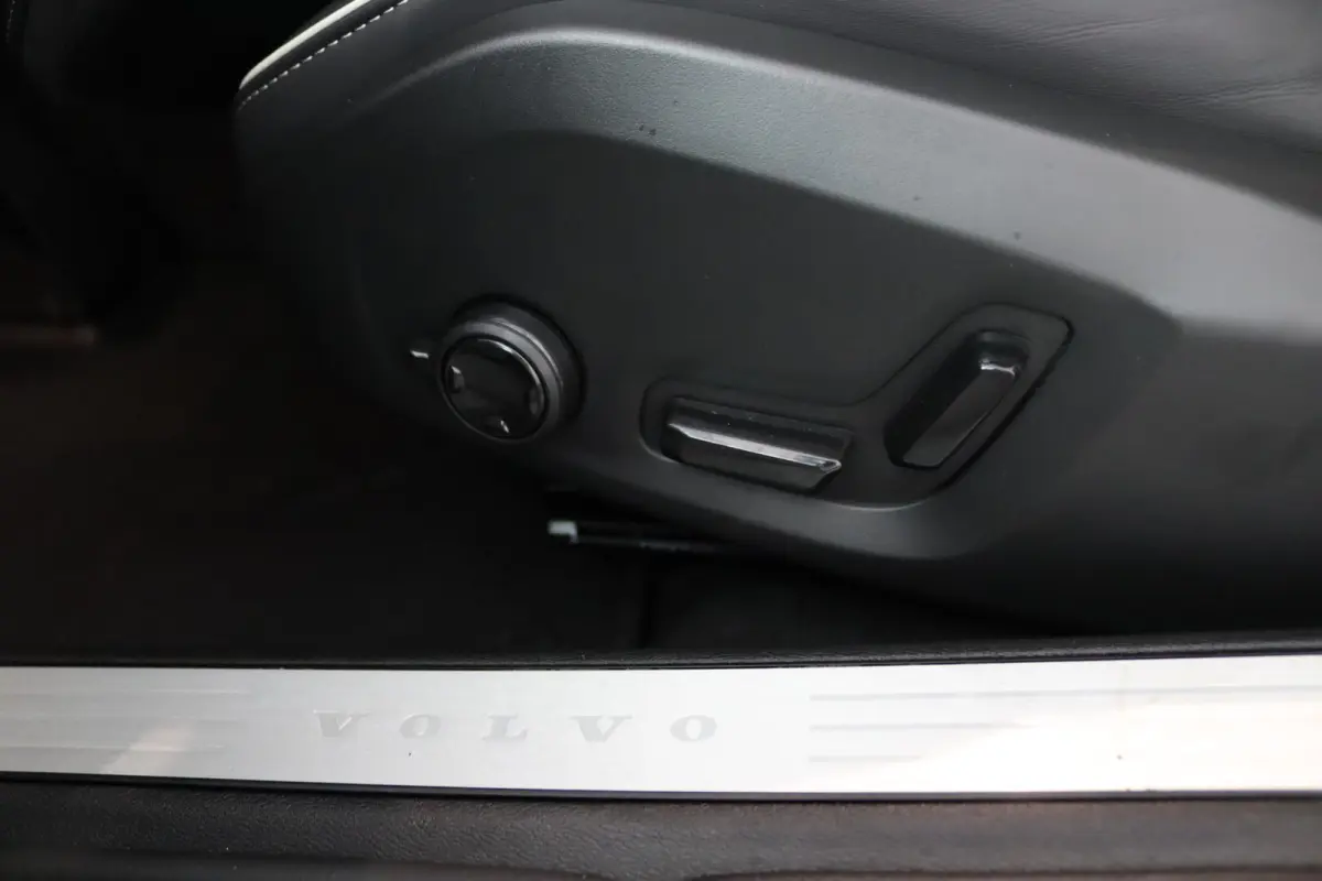 T8 Plug-in hybrid AWD Plus Dark | Trekhaak | Panoramadak | 360 Camera | Harman/Kardon | CarPlay/Android Auto | Elek. Stoelen |  Keyless | Stoel/ Stuurverwarming